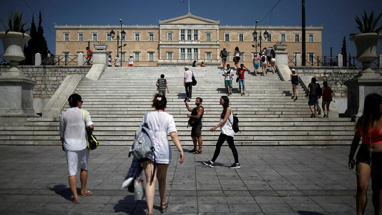 Έρευνα Public Issue: Tα μνημόνια μετάλλαξαν το ιδεολογικό «DNA» των Ελλήνων
